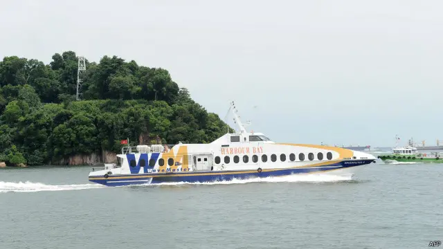 Sebuah kapal feri di perairan di wilayah perairan Batam. Di perairan inilah, kapal feri Sea Prince menabrak benda terapung.