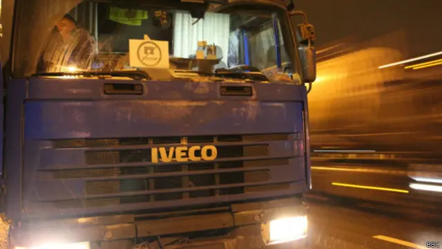 Дальнобойщики не соглашаются с тезисом, что именно фуры наносят вред дороге