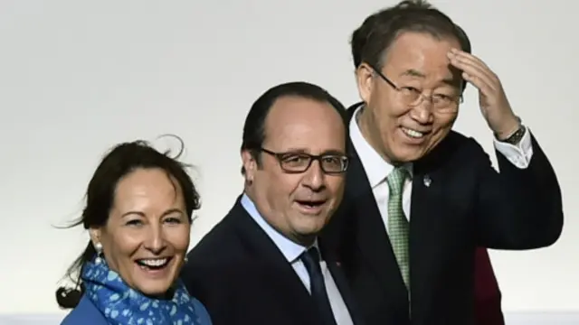 东道主法国总统奥朗德与联合国秘书长潘基文在会场外亲自迎接与会的约150个国家元首及领袖。