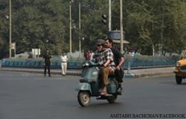 स्कूटर पर कोलकाता में घूमते अमिताभ बच्चन