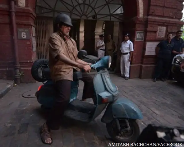 स्कूटर पर अमिताभ बच्चन
