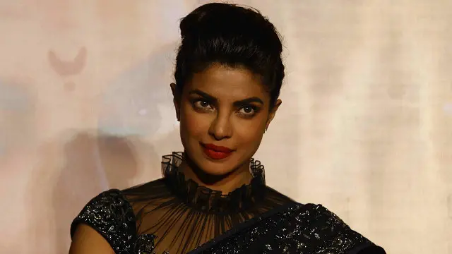 پریانکا ۲۰۰۰ کال کې د ښکلا نړیواله ملکه و ټاکله شوه او ۲۰۰۳ کال کې یې له ( انداز ) نومي فلم نه فلمونو کې رول لوبول پیل کړل