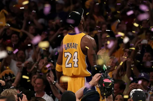 Señoras y señores, con ustedes Kobe Bryant, el número 24 de los Lakers.