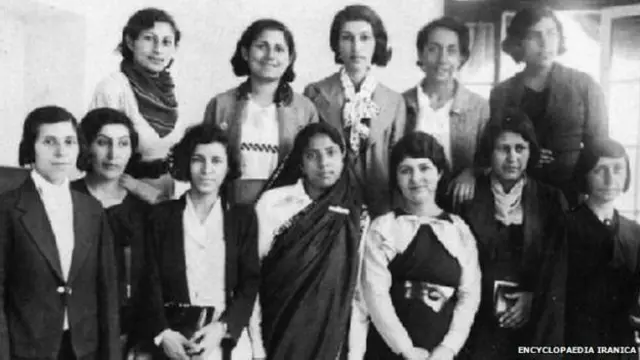 Estrabadinin ibtidai məktəbi açılandan 30 il sonra bu məktəbin məzunları İran universitetlərinə qəbul olunan ilk tələbə qızlar oldular