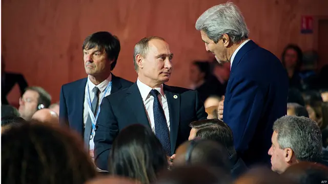 کانفرنس میں 195 ممالک کے مذاکرات کار کاربن کے اخراج کو کم کرنے کے لیے کسی متفقہ معاہدے پر پہنچنے کی کوشش کریں گے۔ کانفرنس کے موقع پر امریکی وزیر خارجہ جان کیری کی روسی صدر پوتن سے ملاقات۔