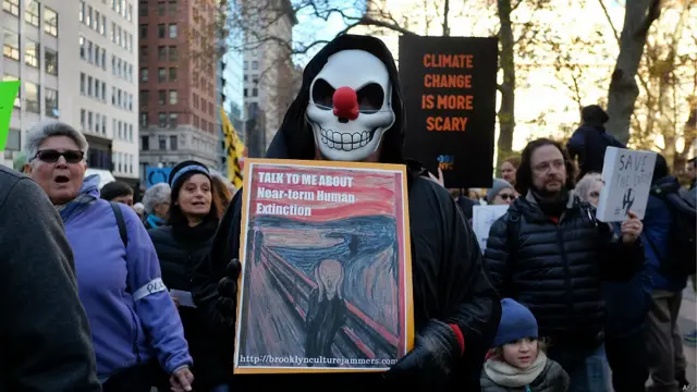 کانفرنس سے ایک دن پہلے اتوار کو ہونے والے احتجاجی مظاہرے ہوئے جس میں اطلاعات کے مطابق سو کے قریب افراد کو حراست میں لیا گیا ہے۔ 