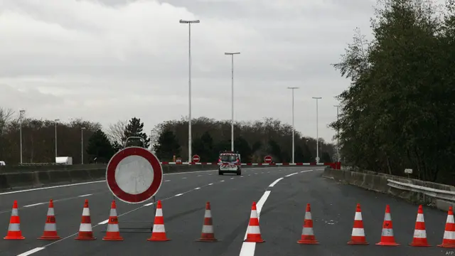 پیرس حملے کے بعد فرانس میں سکیورٹی کے انتہائی سخت انتظامات کیے گئے ہیں جبکہ کانفرنس کے موقع پر ان کو مزید سخت کرتے ہوئے بعض شاہراہیں بھی بند کر دی گئی ہیں۔