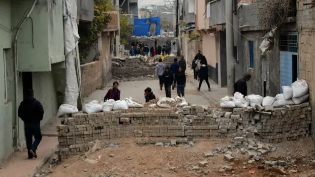 Nusaybin'in dört mahallesinde de Pazar günü itibarıyla ikinci bir duyuruya kadar sokağa çıkma yasağı ilan edildi.