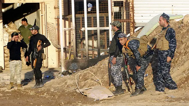 گذشتہ ماہ امریکی فوج نے کہا تھا کہ عراقی فوج اور حکومت نواز ملیشیا نے رمادی پر محاصرہ کر لیا ہے اور ایک حتمی حملے کے حالات بھی مقرر کر لیے ہیں