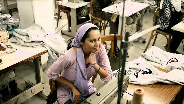 فيلم " فتاة المصنع" يجسد قصة قمع امرأة وكذلك صمودها أمام المجتمع.