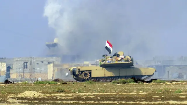 رمادی کے رہائیشیوں کے ایک ترجمان کا کہنا ہے کہ نام نہاد تنظیم دولت اسلامیہ کے شدت پسندوں نے ہزاروں خاندانوں کو یرغمال بنایا ہوا ہے