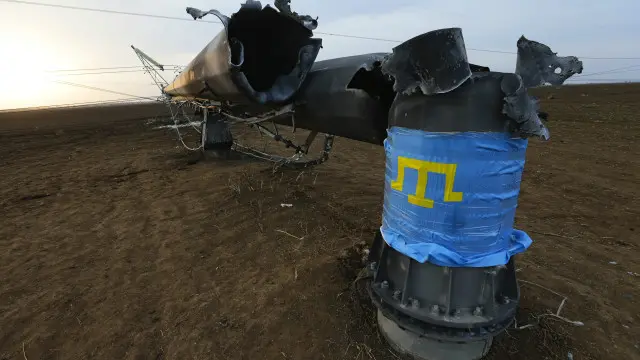 Зруйнований стовп лінії електропередач у Чаплинці