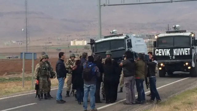 HDP milletvekili Meral Danış Beştaş, Twitter'dan "Derik girişinde engellendik...konuştuğumuz sırada sivil biri silahına davrandı ve askerler tarafından durduruldu" mesajı paylaştı.