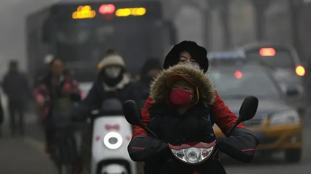Personas en una moto conb mascarillas