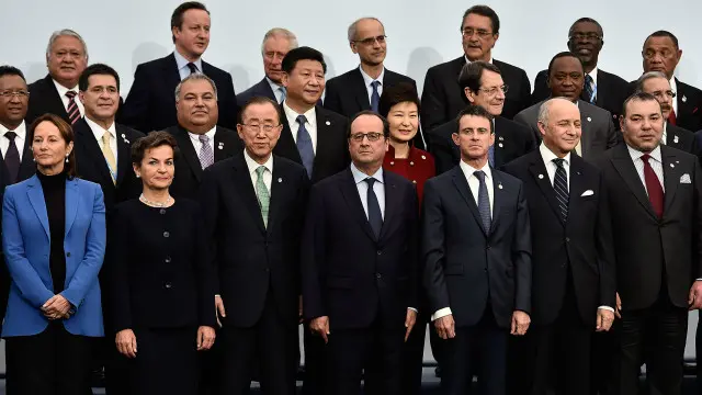 پاریس کانفرانس کې د مختلفو هیوادونو مشرانو ژمنه وکړه، چې د نړیوالې تودوخې ګرمېدل به تر ۲ سانتي ګراد درجو محدوده ساتي