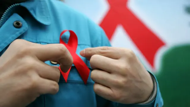 Красная лента - символ борьбы со СПИДом
