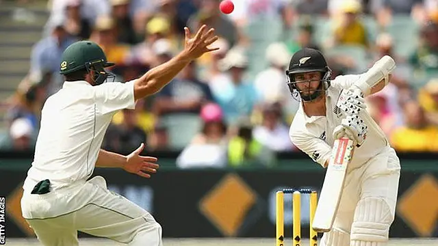 کرکٹ کی تاریخ کا پہلا ڈے نائٹ ٹیسٹ میچ گذشتہ سال آسٹریلیا اور نیوزی لینڈ کے درمیان ایڈیلیڈ میں کھیلا گیا تھا