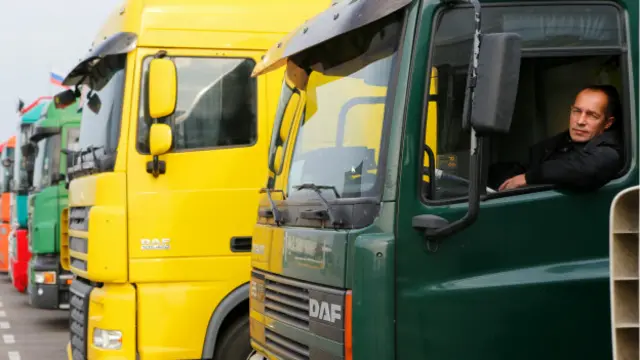 Дальнобойщик у машины