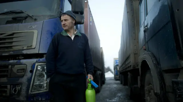 Дальнобойщик у машины