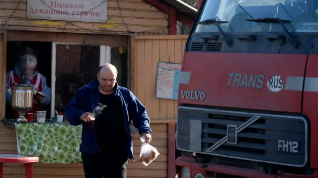 Дальнобойщик у машины