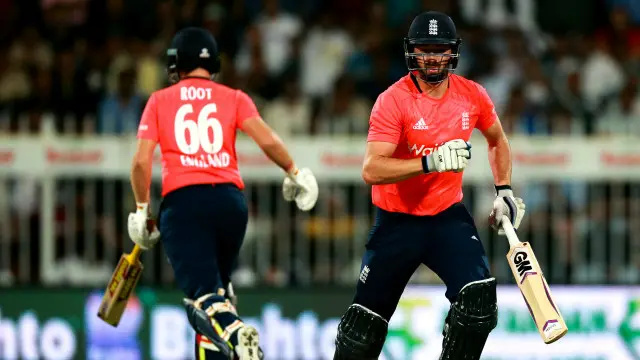 کرس ووکس نے تین چھکوں اور ایک چوکے کی مدد سے 37 رنز بنائے