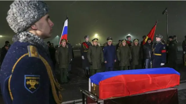 跳伞后被地面武装开枪打死的俄战机飞行员遗体周一被运回莫斯科.