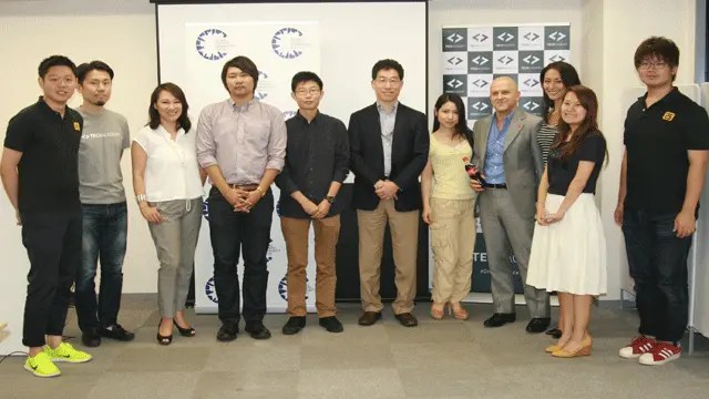 Ông Saito, đứng thứ 6 từ trái sang, cùng các doanh nhân trẻ trong nhóm Global Shapers tại Nhật Bản.