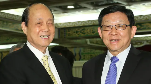 海基会董事长林中森（前左）周一在台北圆山饭店与中国大陆海协会长陈德铭（前右）会面，双方握手致意。