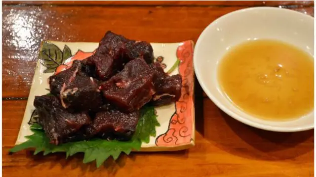 Daging paus disajikan di sebuah restoran di Jepang.