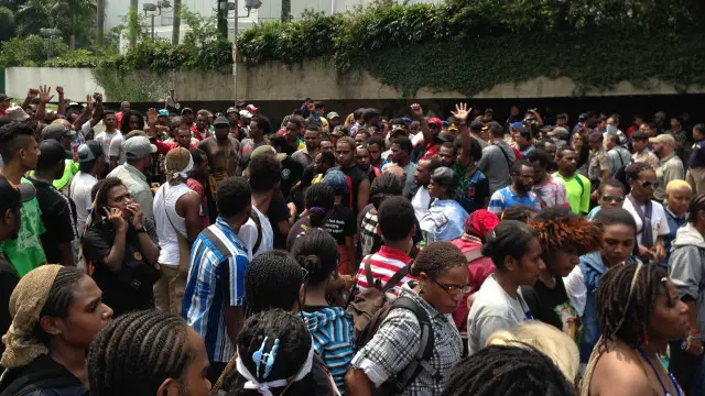 Kelompok pertama mahasiswa Papua yang berdemonstrasi di sisi timur Bundaran HI, Jakarta.