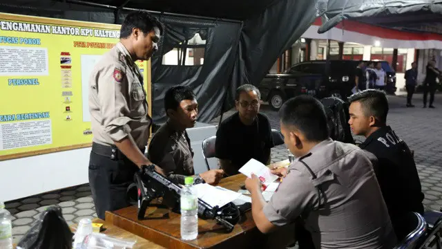 Pemeriksaan tamu berlangsung seksama di KPU Kalimantan
Tengah setelah kebakaran kantor arsip KPU Kalteng.