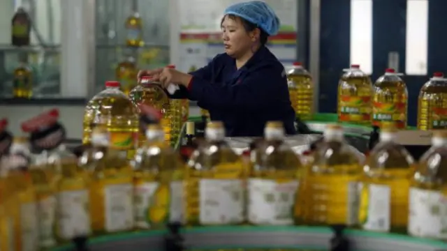 يقاوم قطاع التصنيع لاستعادة الزخم في اقتصاد يتسم بالتباطؤ