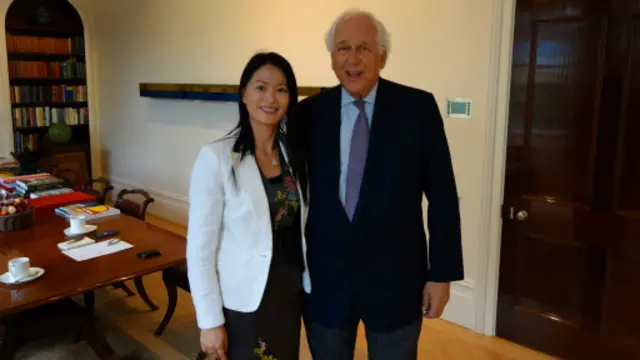 罗斯柴尔德爵士与何越合影