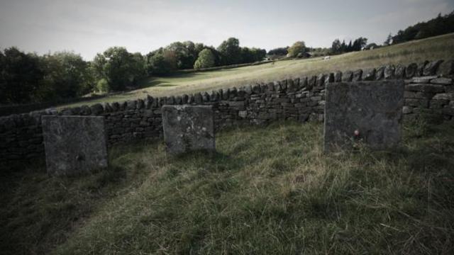 在石匠去世后，村民们只好自己刻墓碑。（图片来源：Eleanor Ross）