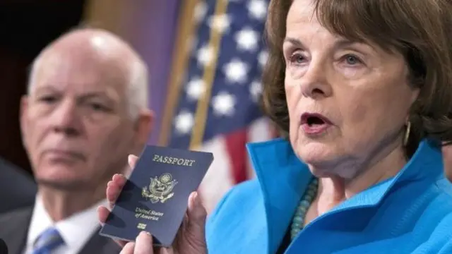 Женщинга с паспортом