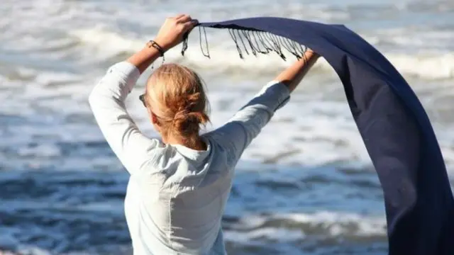 خواتین اپنے سروں پر دوپٹے لیے بغیر تصاویر اتار کر انٹرنیٹ پر شائع کر رہی ہیں