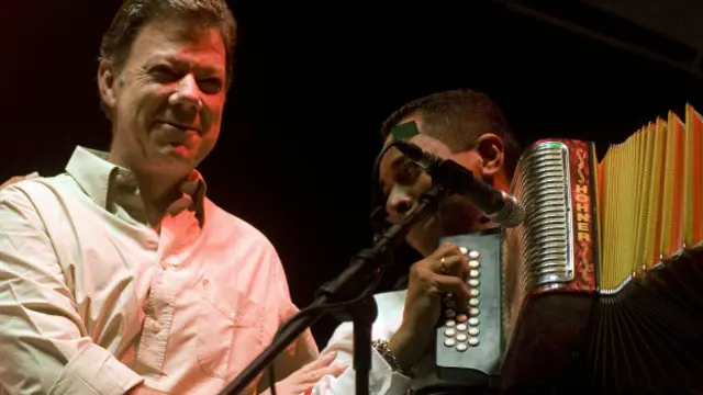 Juan Manuel Santos en un escenario con un grupo de vallenato (imagen de archivo)