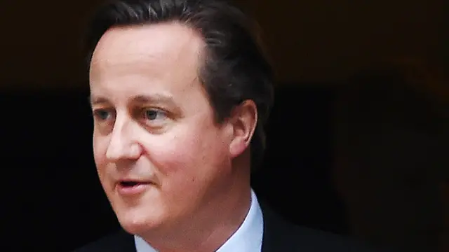 "Atuaremos com nossos aliados pelo interesse nacional. É o que devemos fazer para manter nosso país seguro", disse David Cameron ao defender os bombardeios