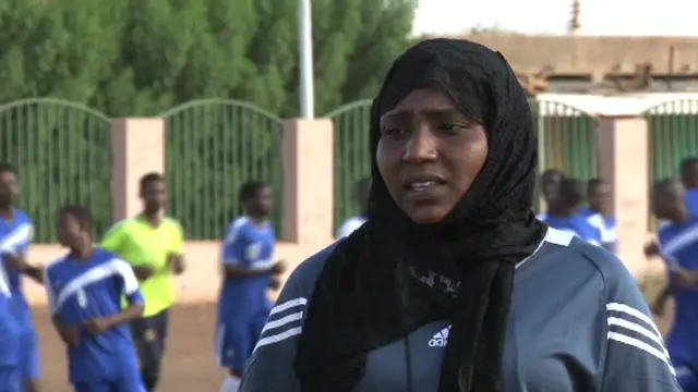 تحلم سلمى بتدريب أحد الفرق الكبرى في العالم.