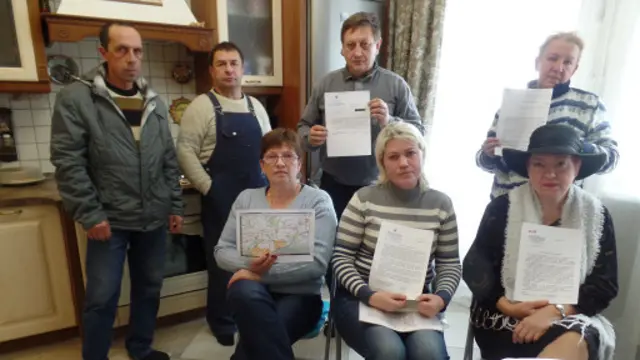 村民们手持与政府往来纪录和请愿名单(摄影:子川)