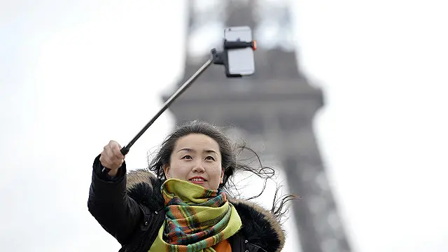 Un joven en la torre Eiffel