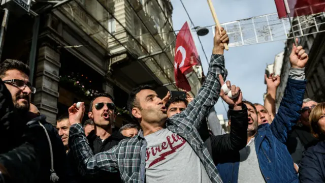 Жители Турции по-разному, но равно эмоционально реагируют на перепалку с Россией - одни подчеркивают дружелюбное отношение к российским туристам, другие настроены воинственно