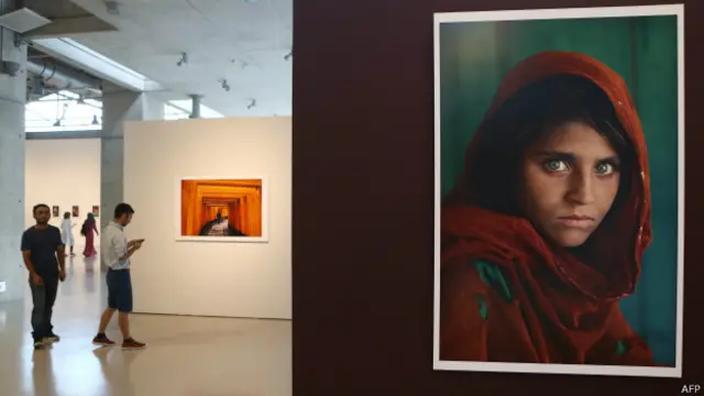 В галерее, фото афганской девочки