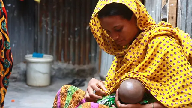 أم ترضع طفلها