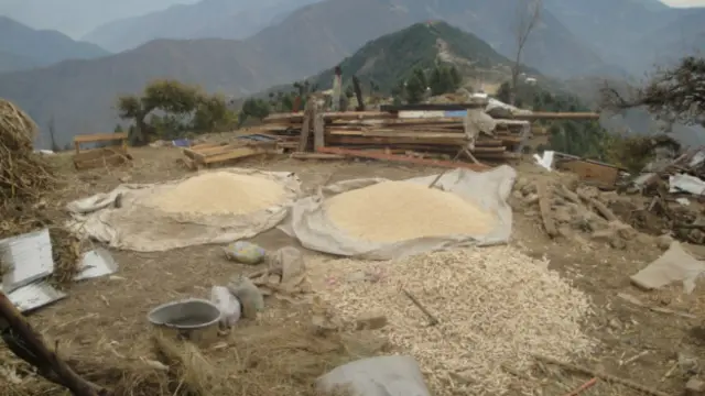 محمد فیاض نے بتایا کہ زلزلے کی وجہ سے ان کا تمام کھانے پینے کا سامان ملبے تلے دبا ہوا ہے 