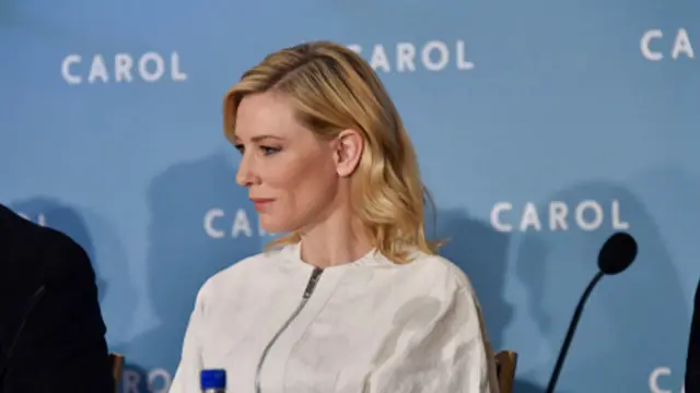 لعبت الممثلة كيت بلانشيت دورها ببراعة في فيلم كارول، كما يرى الناقد السينمائي أوين غلايبرمان