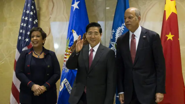Ông Quách Thanh Côn (giữa) với bà Loretta Lynch, Trưởng Công tố và ông Jeh Johnson, Bộ trưởng Nội an Hoa Kỳ tại Washington DC tháng 12/2015