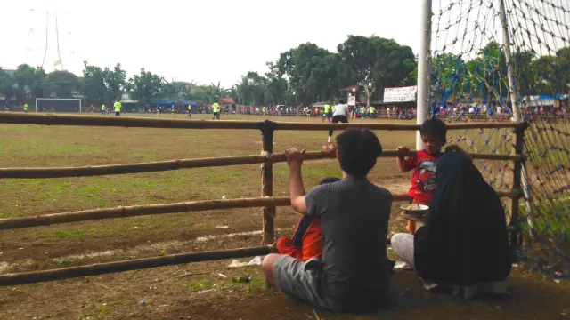 Pertandingan sepak bola antar-kampung menjadi hiburan masyarakat.