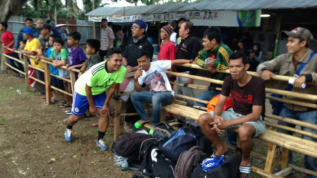 Pemain klub tarkam di bangku cadangan dapat berinteraksi secara langsung dengan penonton di pinggir lapangan.