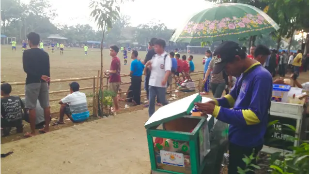 Penonton dapat menonton pertandingan tarkam sembari menikmati jajanan dari para pedagang di sekeliling lapangan.